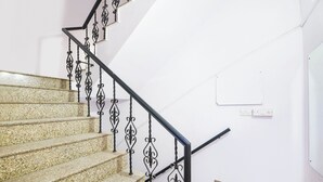 A staircase with granite steps and black metal railings. - Fabhotel South Paradise (New Delhi)