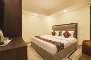 Egyptian cotton sheets, premium bedding, in-room safe, free WiFi - Fabhotel South Paradise (New Delhi)