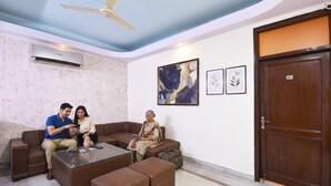Lobby sitting area - Fabhotel South Paradise (New Delhi)