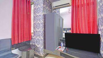 Egyptian cotton sheets, premium bedding, in-room safe, free WiFi