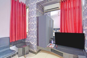 Egyptian cotton sheets, premium bedding, in-room safe, free WiFi - Fabhotel Silver Star (Pune)