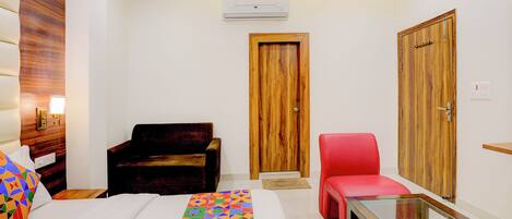 Egyptian cotton sheets, premium bedding, in-room safe, free WiFi