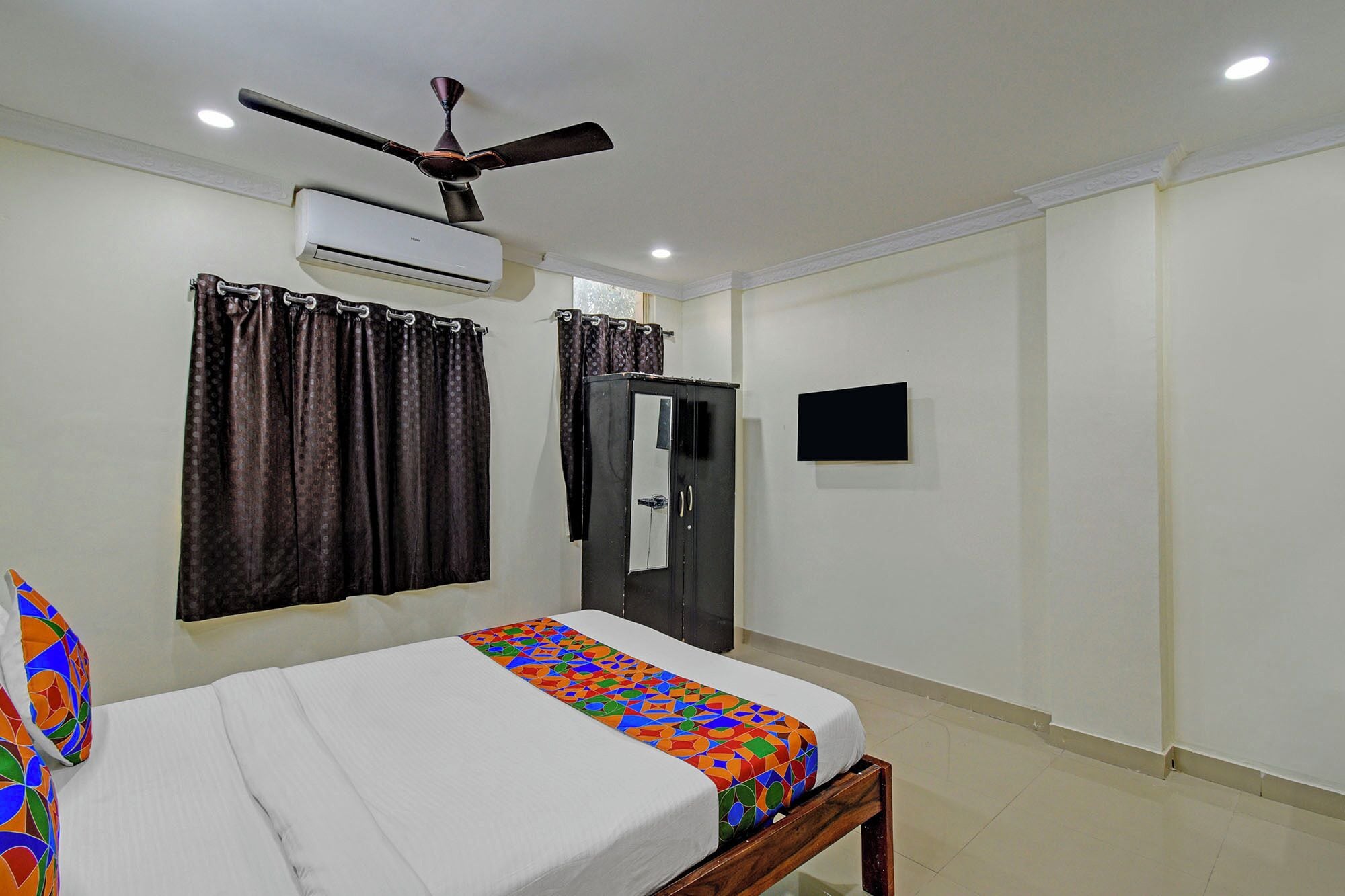 Egyptian cotton sheets, premium bedding, free WiFi, bed sheets