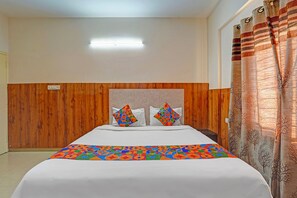 Egyptian cotton sheets, premium bedding, in-room safe, free WiFi - Fabhotel Balaji I (Bengaluru)