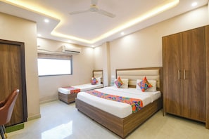 Egyptian cotton sheets, premium bedding, in-room safe, free WiFi - Fabhotel Kanchan Palace (New Delhi)