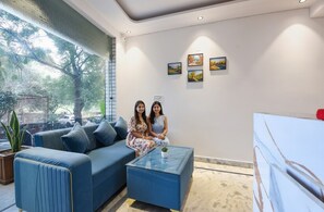 Lobby sitting area - Fabhotel Kanchan Palace (New Delhi)