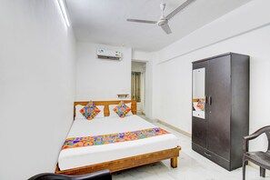 Egyptian cotton sheets, premium bedding, in-room safe, free WiFi - Fabhotel Sai Executive (Pune)