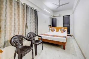 Egyptian cotton sheets, premium bedding, in-room safe, free WiFi - Fabhotel Sai Executive (Pune)