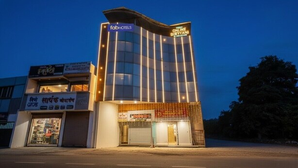 Un bâtiment moderne avec une enseigne indiquant « fabHOTELS » et « BIRYANI EN LIGNE ».