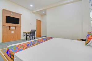 Egyptian cotton sheets, premium bedding, in-room safe, free WiFi - Fabhotel Kanak Executive (Pune)