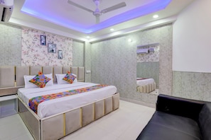 Egyptian cotton sheets, premium bedding, in-room safe, free WiFi - Fabhotel Akki Residency (Noida)