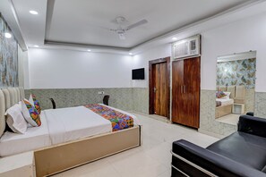 Egyptian cotton sheets, premium bedding, in-room safe, free WiFi