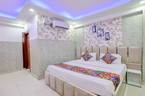 Egyptian cotton sheets, premium bedding, in-room safe, free WiFi - Fabhotel Akki Residency (Noida)