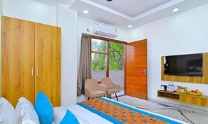 Egyptian cotton sheets, premium bedding, in-room safe, free WiFi - Fabhotel The Param Continental (New Delhi)