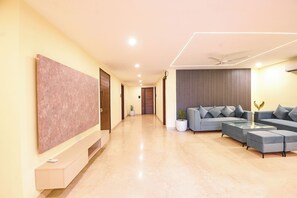 28-inch LCD TV with cable channels - FabHotel Hygge Stay - 1.5km from Belvedere Towers Metro Station Gurgaon (Gurugram)