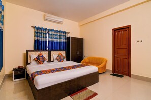 Deluxe Room | Egyptian cotton sheets, premium bedding, in-room safe, free WiFi - Fabhotel Samanta (Barasat)