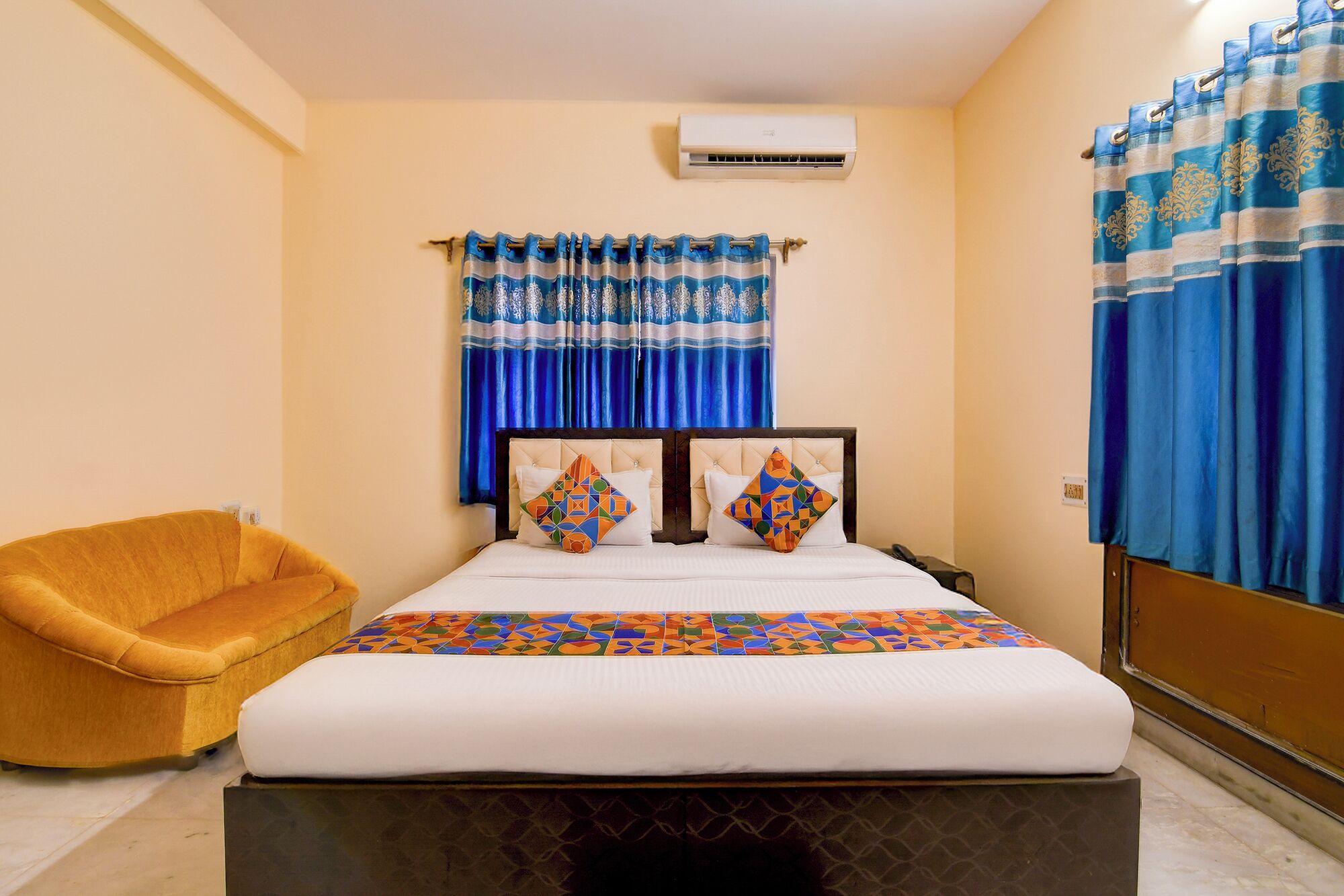 Egyptian cotton sheets, premium bedding, in-room safe, free WiFi