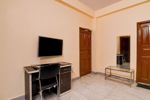 28-inch LCD TV with cable channels - Fabhotel Samanta (Barasat)