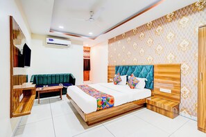 Premium Room | Egyptian cotton sheets, premium bedding, in-room safe, free WiFi - Fabhotel Lake View I (Vadodara)
