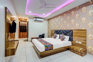 Deluxe-herbergi | Rúmföt úr egypskri bómull, rúmföt af bestu gerð, öryggishólf í herbergi