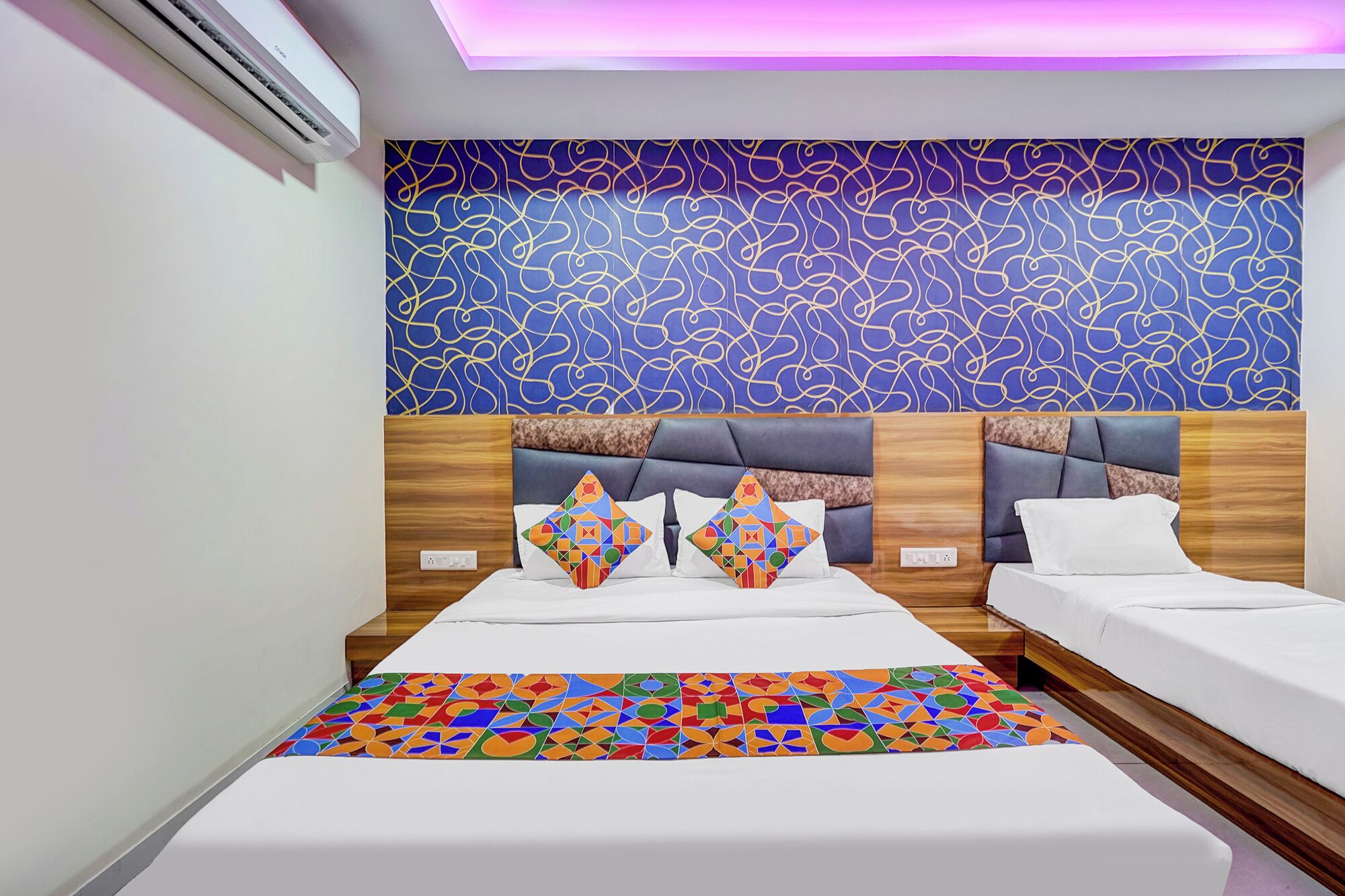 ملاءات من القطن المصري وأغطية فراش متميزة وخزنة داخل الغرفة