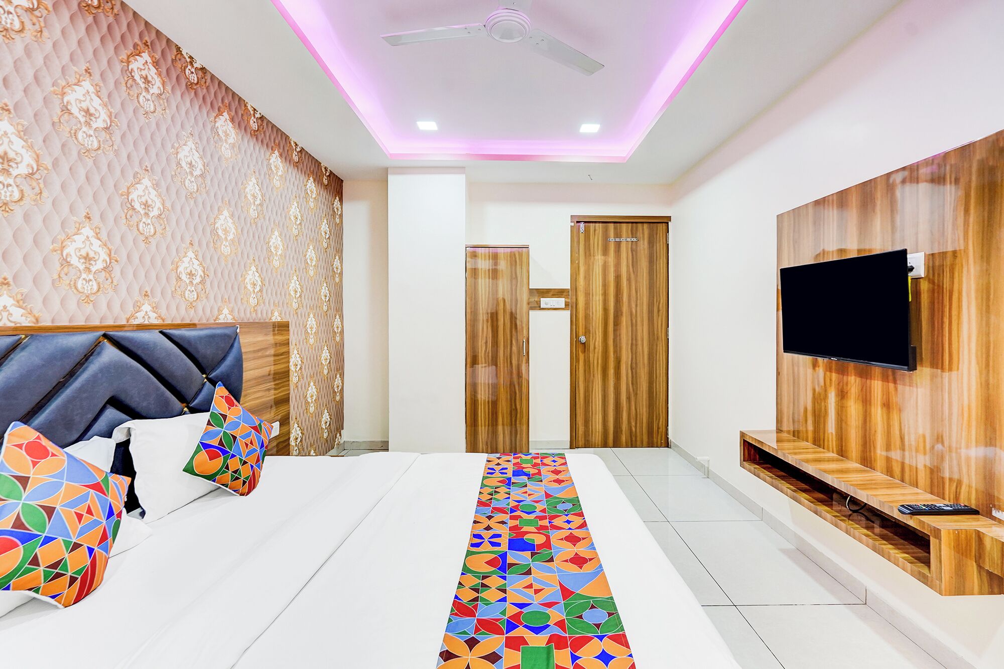 Egyptian cotton sheets, premium bedding, in-room safe, free WiFi