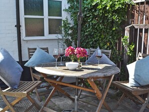 Outdoor dining - 2 bedroom accommodation in Fordwich, Canterbury (Fordwich, Canterbury)