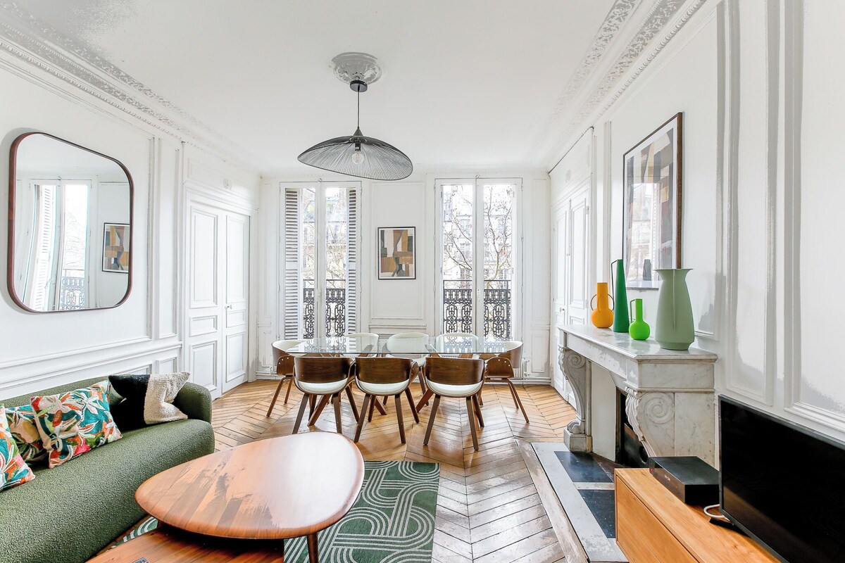 Un coin repas avec une table ronde, des chaises et une cheminée.