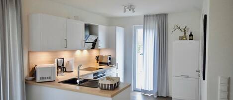 Jääkaappi, mikroaaltouuni, uuni, liesi