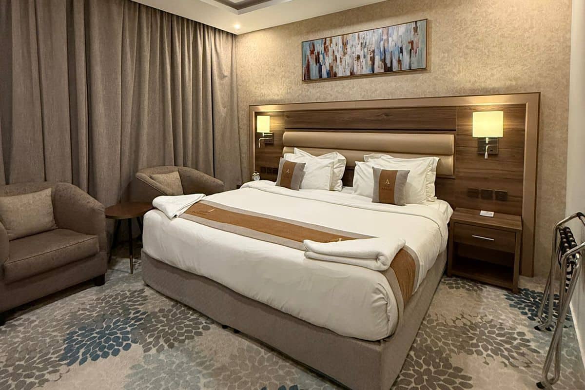 Een kluis op de kamer, geluiddichte muren, een strijkplank/strijkijzer