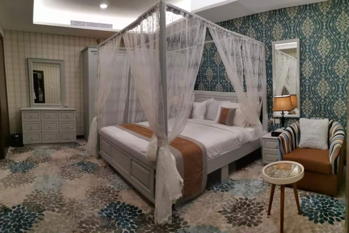 Suite, balkon, uitzicht op stad | Een kluis op de kamer, geluiddichte muren, een strijkplank/strijkijzer