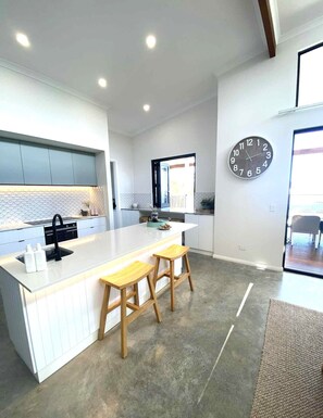 Four à micro-ondes, un four, surface de cuisson, lave-vaisselle