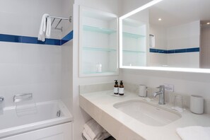 Habitació doble, vistes al mar | Bany | Barnussos i sabatilles 