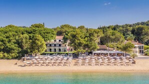 Un hôtel situé en bord de mer, doté de plusieurs espaces de détente et d’une piscine.