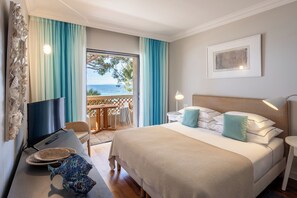 Frette Italian sheets, premium bedding, free minibar, in-room safe - Hôtel La Pinède Plage (La Croix-Valmer)