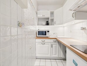 Kühlschrank, Mikrowelle, Wasserkocher mit Kaffee-/Teezubehör