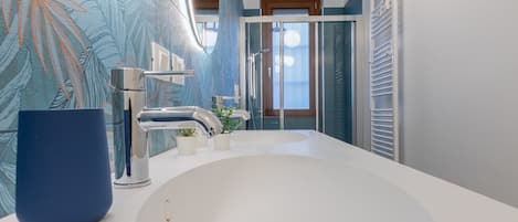 Douche, sĂšche-cheveux, bidet, serviettes fournies
