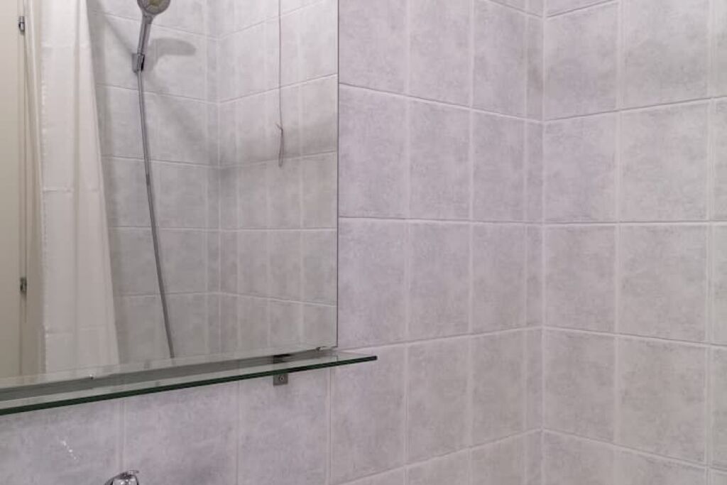 Haartrockner, Bidet, Handtücher, Seife