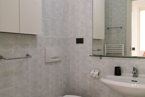 Sèche-cheveux, bidet, serviettes fournies, savon