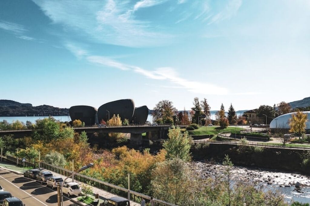 Parkplätze auf dem Gelände