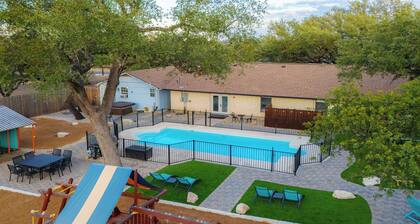 Jungle Haven, Heated Pool, Fun for 12