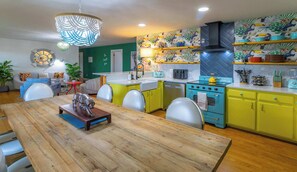 Private kitchen - Jungle Haven, Heated Pool, Fun for 12 (Johnson City)
