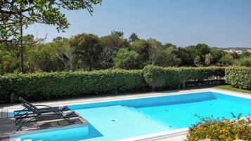 Kolam renang outdoor musiman, dengan kursi berjemur