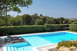 Seasonal outdoor pool, open 10:00 AM to 7:00 PM, pool loungers - Sardegna è - Beach Apartments LE  (Pittulongu)