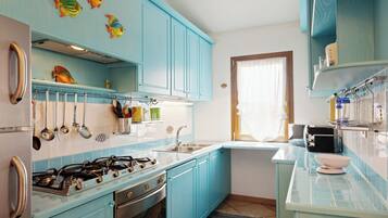 Comfort Apartment, Non Smoking, Sea View | Private kitchen | Electric kettle