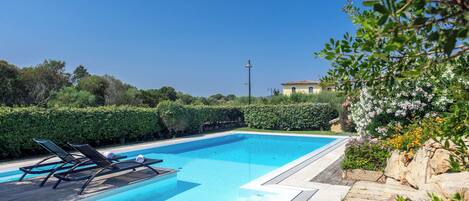 Sesongbasert utendørsbasseng og solsenger