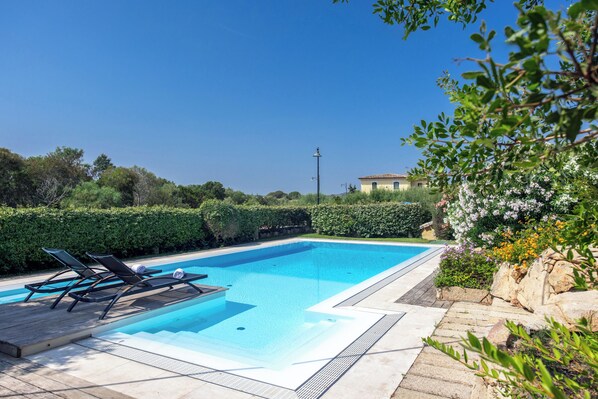 Seasonal outdoor pool, open 10:00 AM to 7:00 PM, sun loungers - Sardegna è - Beach Apartments LE (Pittulongu)