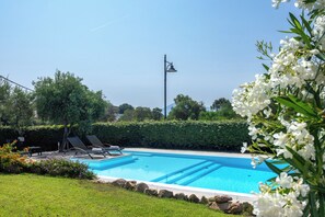 Piscine extérieure (ouverte en saison), chaises longues