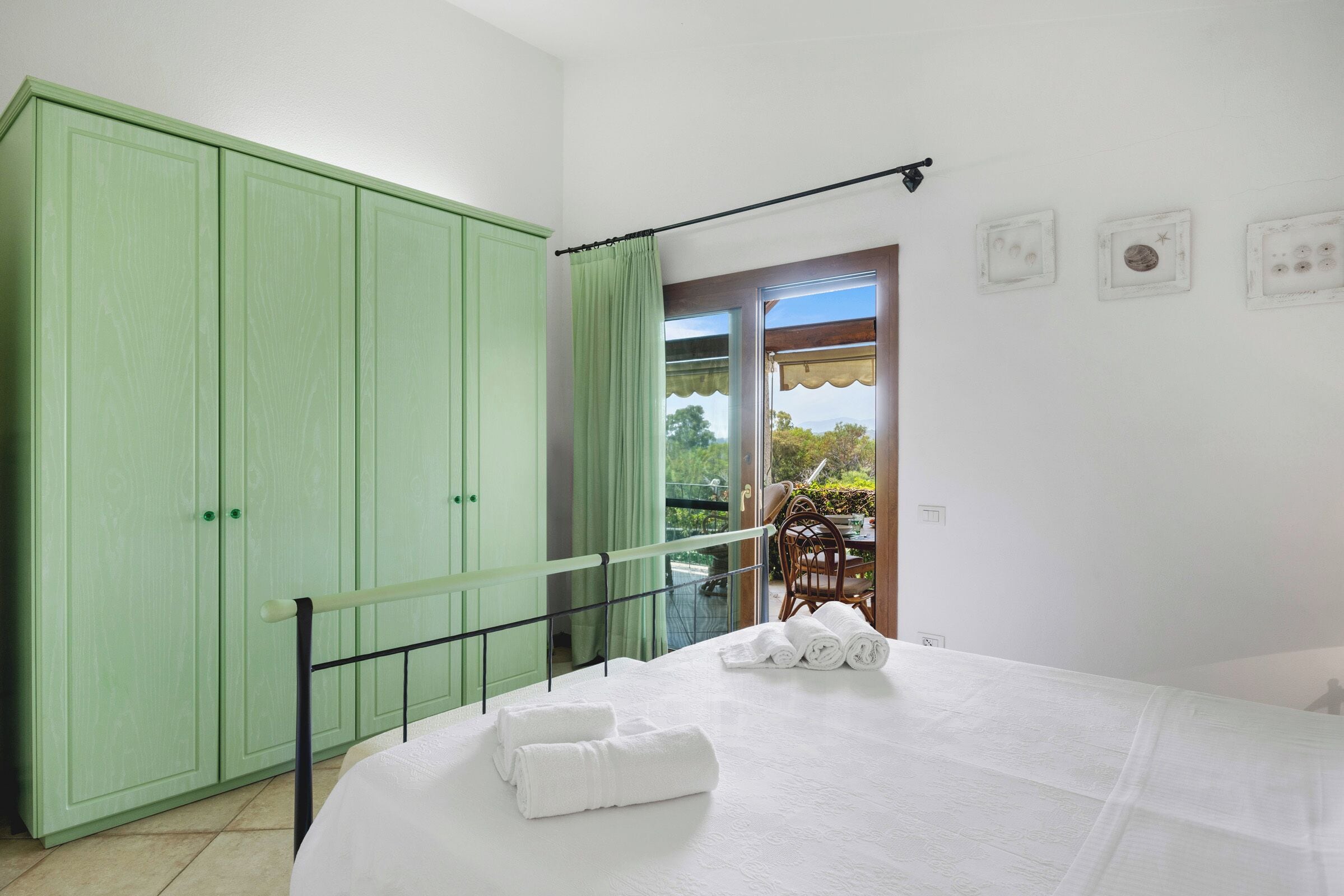 Individually furnished, blackout curtains, iron/ironing board, free WiFi