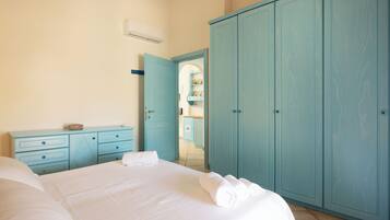 Appartement Confort, non-fumeurs, vue mer | Ameublement personnalisé, rideaux occultants, fer et planche à repasser